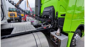 Седельный тягач SX4258Y3334 X6000 6х4 со шторным полуприцепом