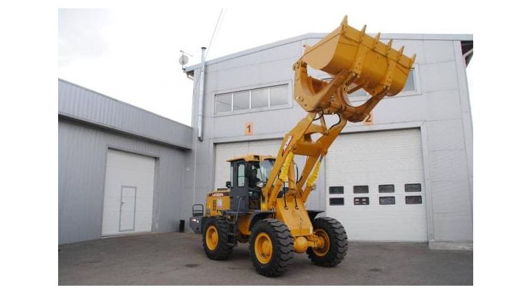 Фронтальный погрузчик XCMG LW300F с лесозахватом Фронтальный погрузчик XCMG LW300F с лесозахватом
