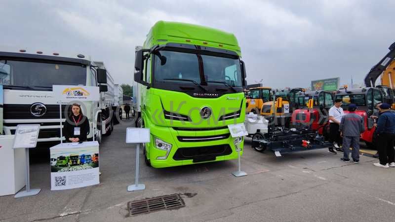 Седельный тягач SX4258Y3334 X6000 6х4 со шторным полуприцепом